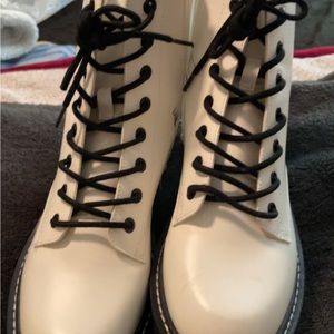 White boots 8W